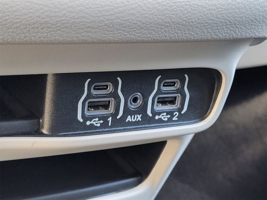 2024 Chrysler Voyager LX