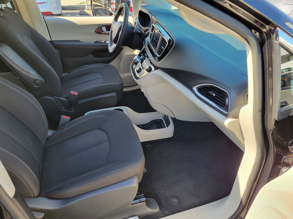 2024 Chrysler Voyager LX