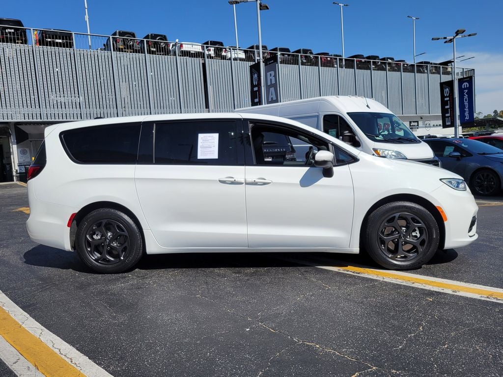 2023 Chrysler Pacifica Hybrid Touring L