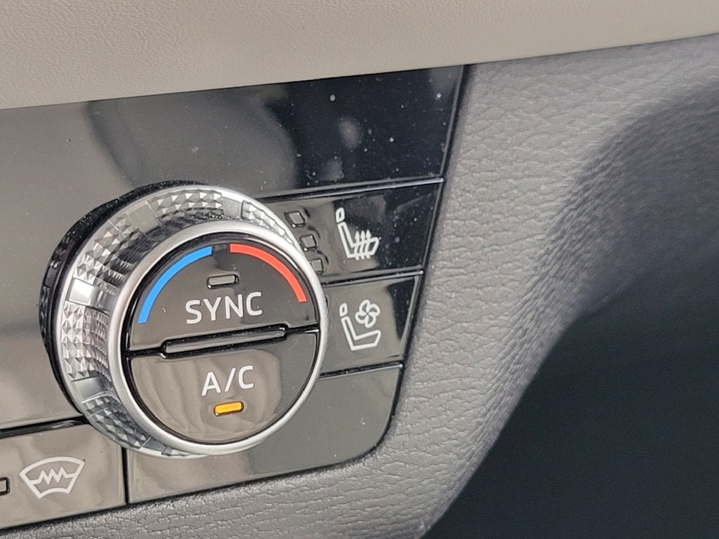 2025 Mitsubishi Outlander Base