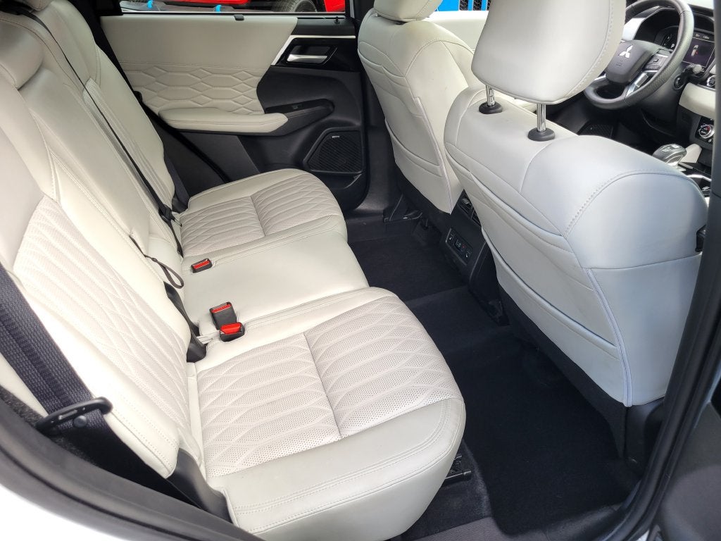 2025 Mitsubishi Outlander Base