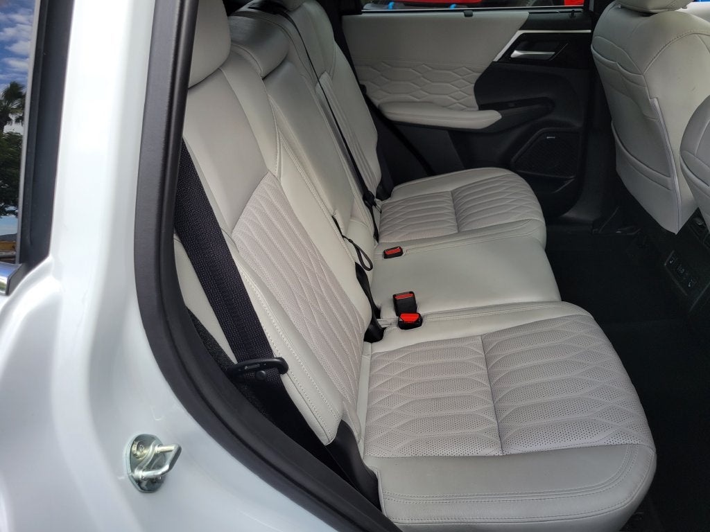 2025 Mitsubishi Outlander Base