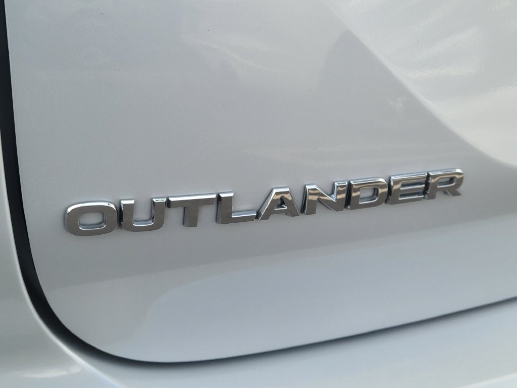 2025 Mitsubishi Outlander Base