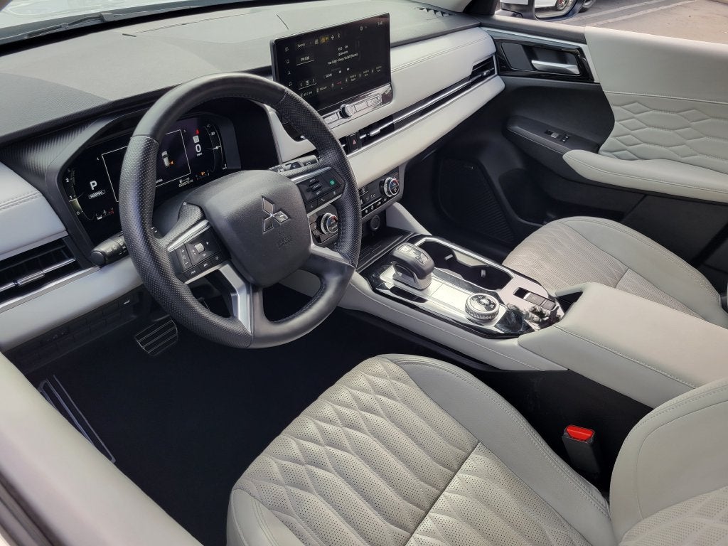 2025 Mitsubishi Outlander Base