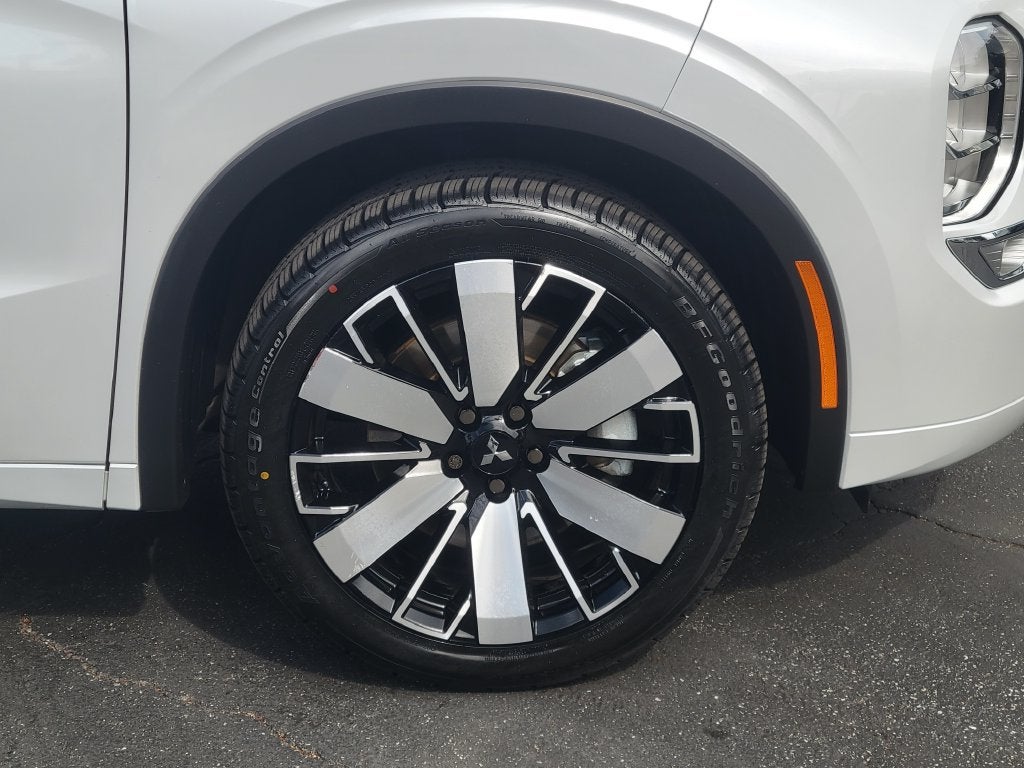 2025 Mitsubishi Outlander Base