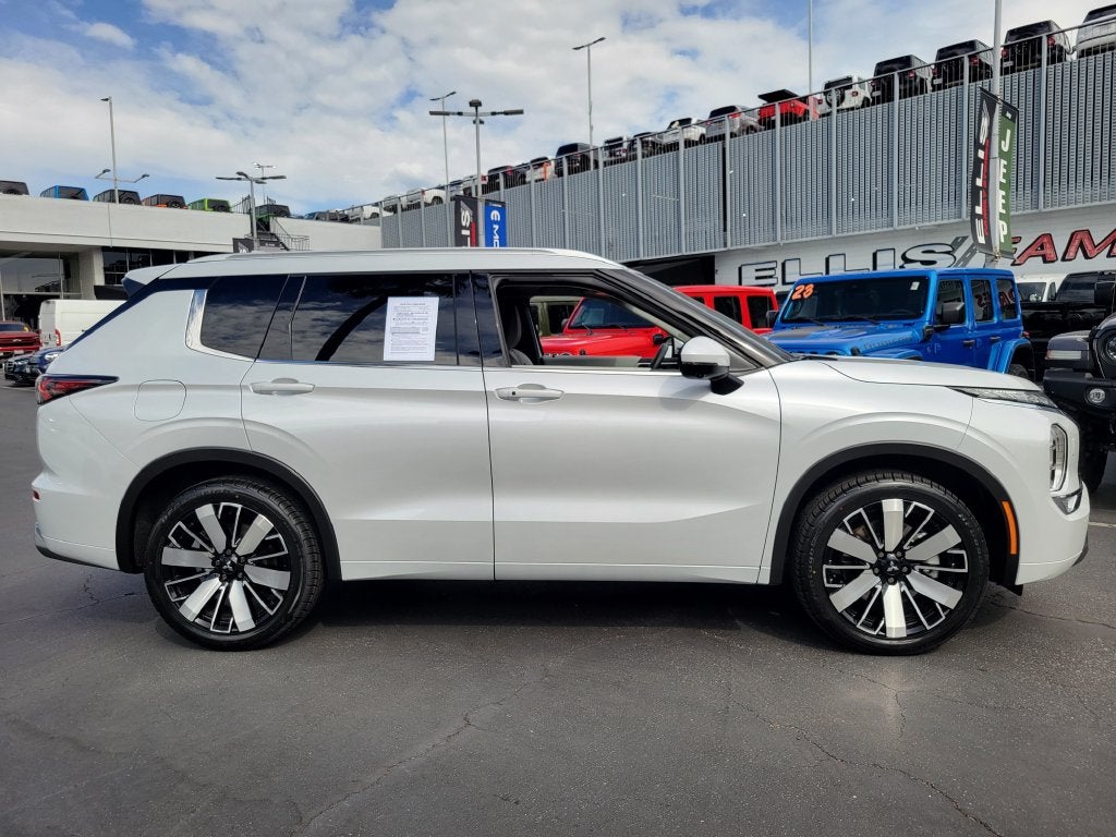 2025 Mitsubishi Outlander Base