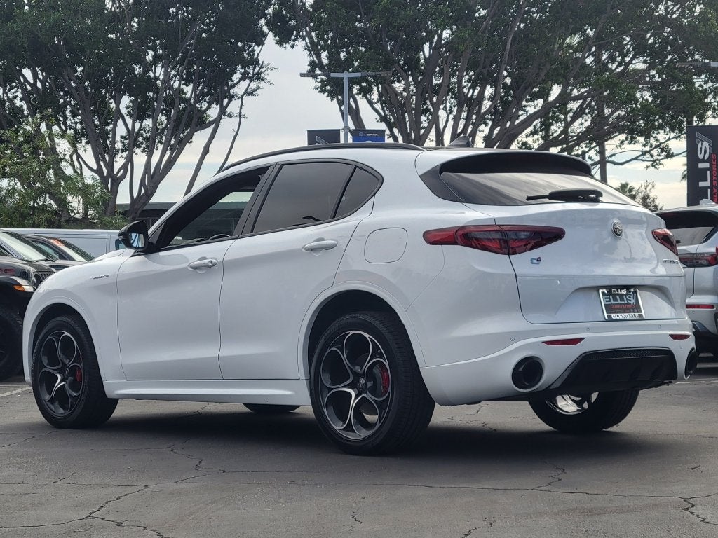2023 Alfa Romeo Stelvio photo 2